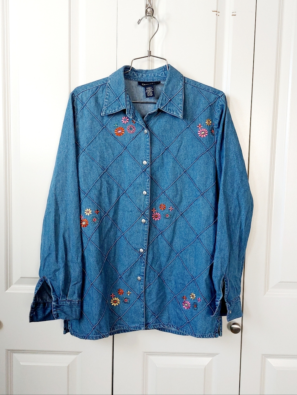 Daisy Floral Embroidered Chambray Diamond Pintuck Shirt Small Denim & Co